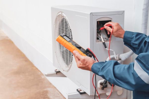 air-conditioner-technician-checking-air-conditioner-operation_539854-1461